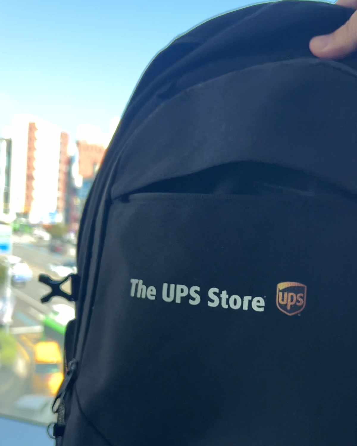 The UPS Store 로고가 있는 검은 백팩
