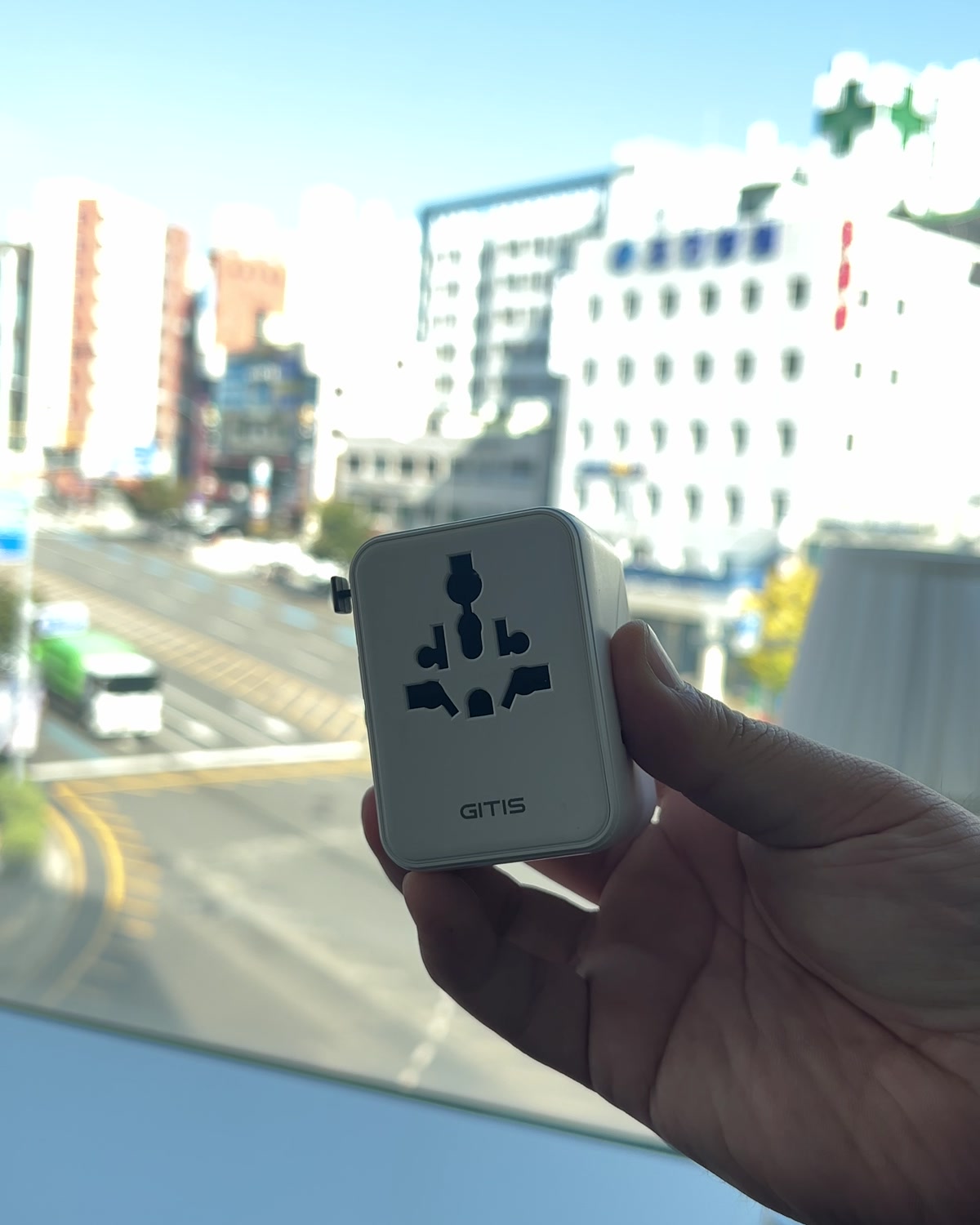 앞면에 콘센트 구멍이 있는 지티스 여행용 멀티어댑터