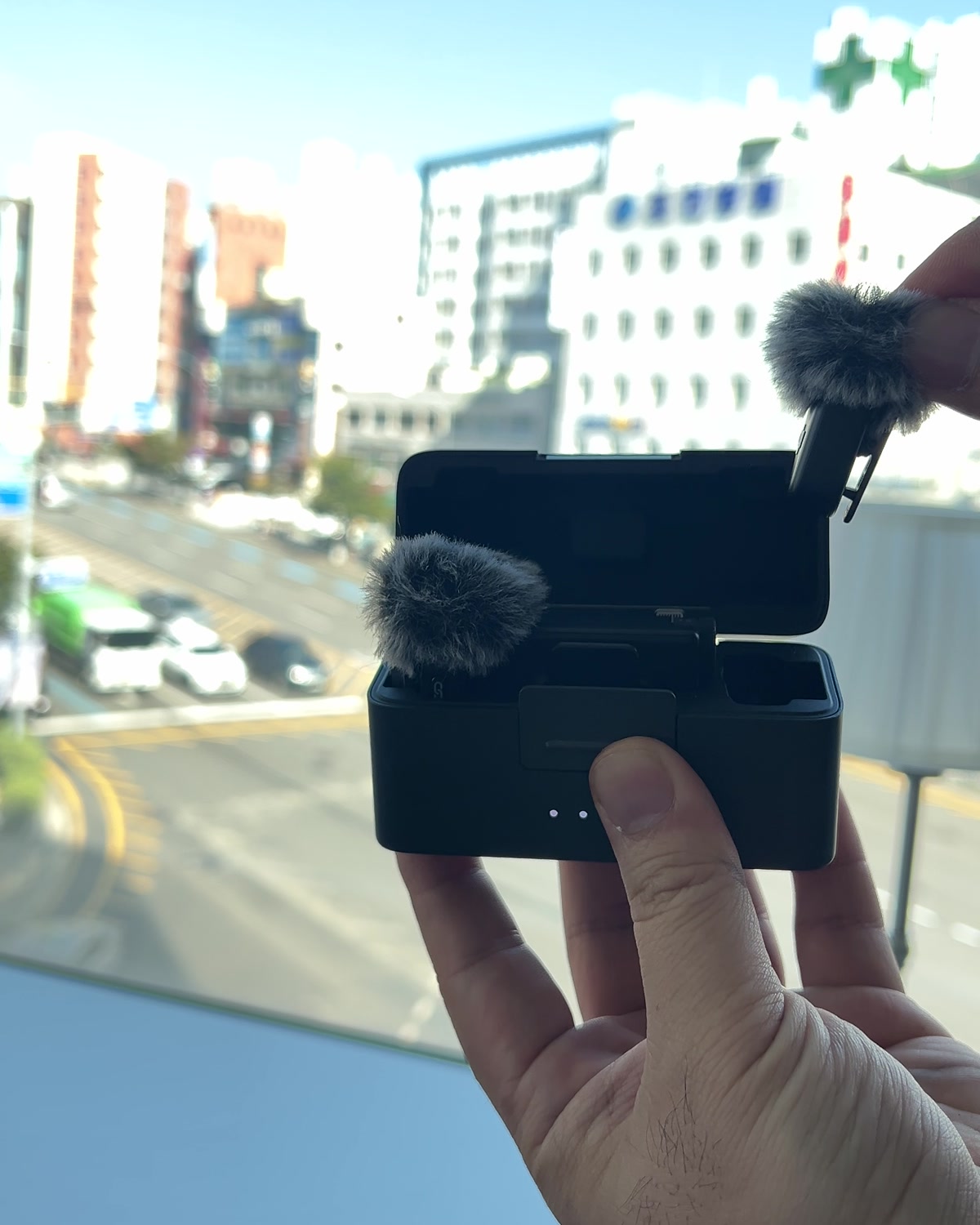 충전 케이스에 든 DJI Mic Mini 무선 마이크